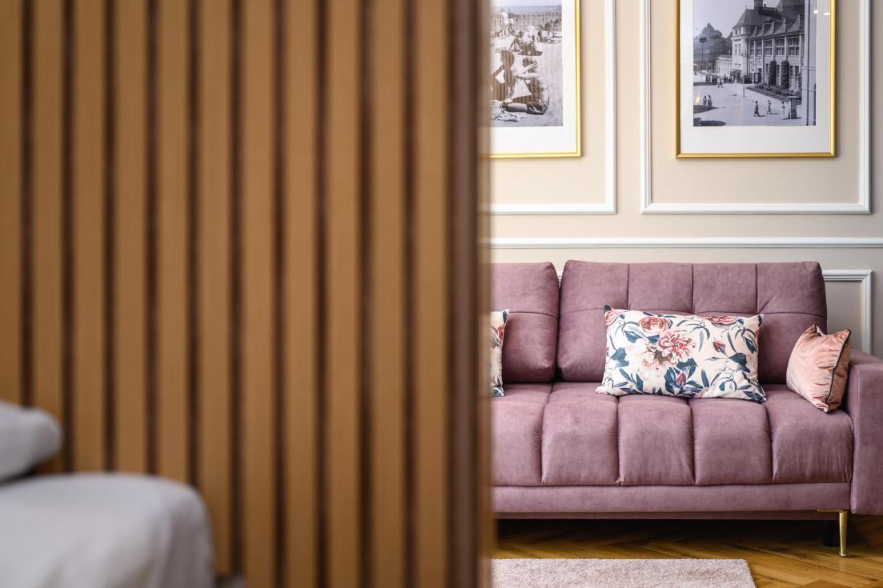Pink Flower By Oneapartments Apartment *