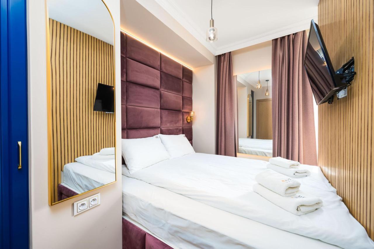 Pink Flower By Oneapartments Apartment *