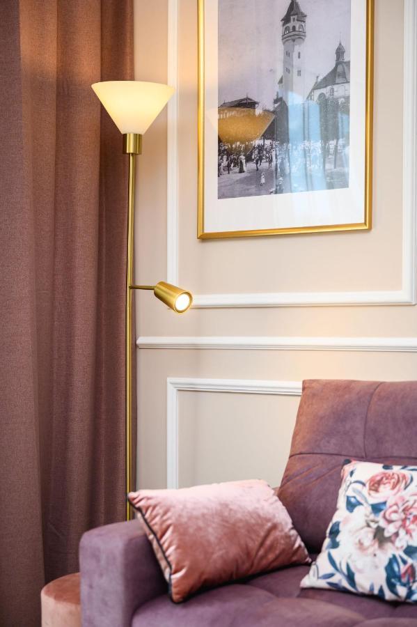 Pink Flower By Oneapartments Apartment *